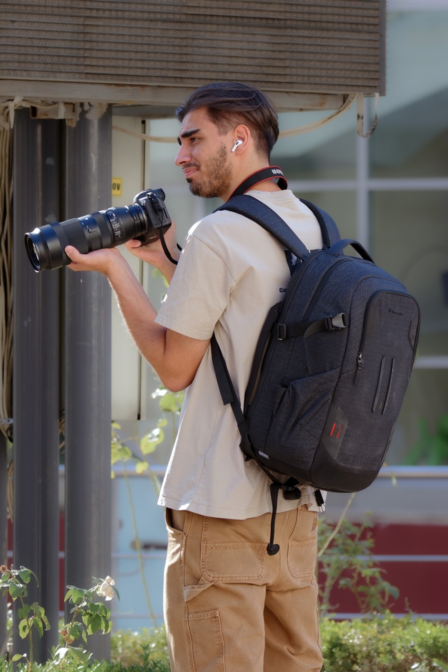 扛着摄像机的摄影师帅哥图片