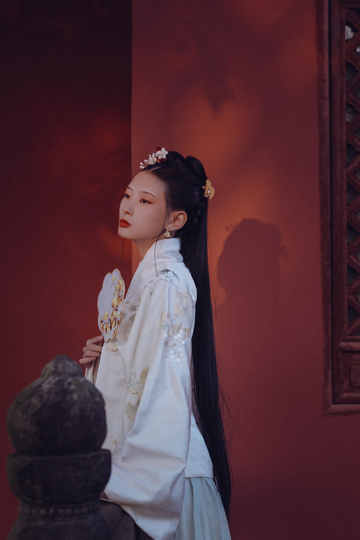 穿传统汉服的古典古装美女图片