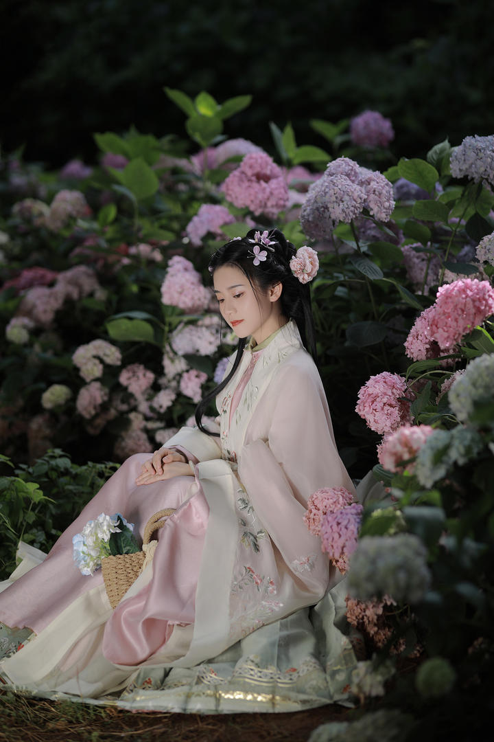 花园中的国潮古装美女唯美艺术照片欣赏