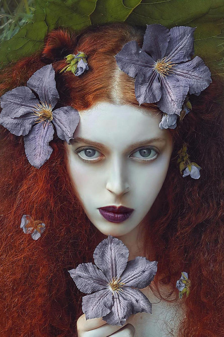 头上戴着花朵的欧美人像摄影图片