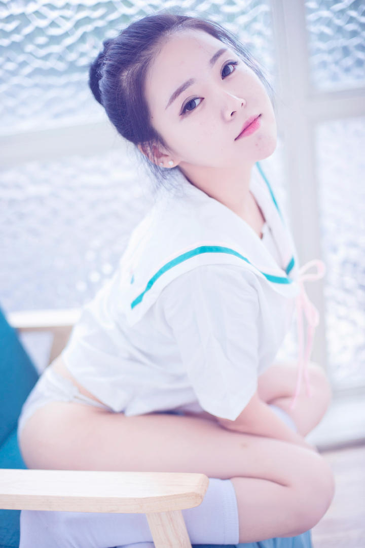 坐在椅子上的清纯美女特写图片