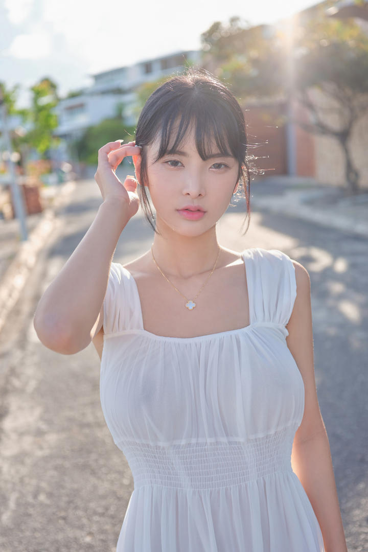 街拍韩国纯真美女白色连衣裙清新脱俗美女图片