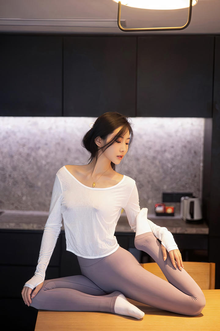 没穿内衣的性感瑜伽裤美女主播私拍图片