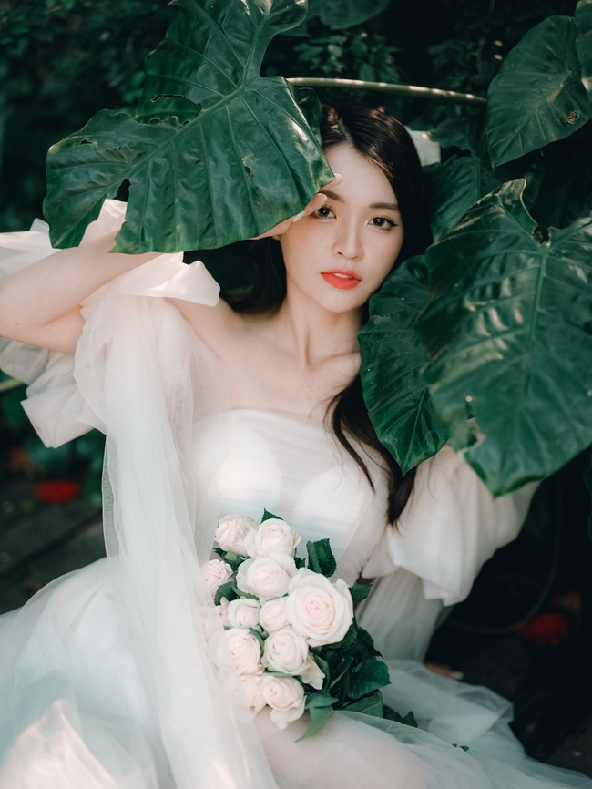 绿色自然外景婚纱照图片