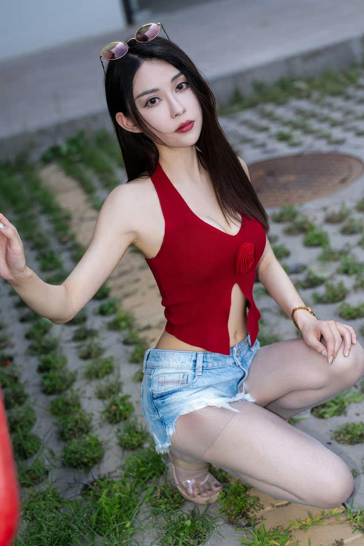 穿超短牛仔裤的时尚性感美女街拍图片