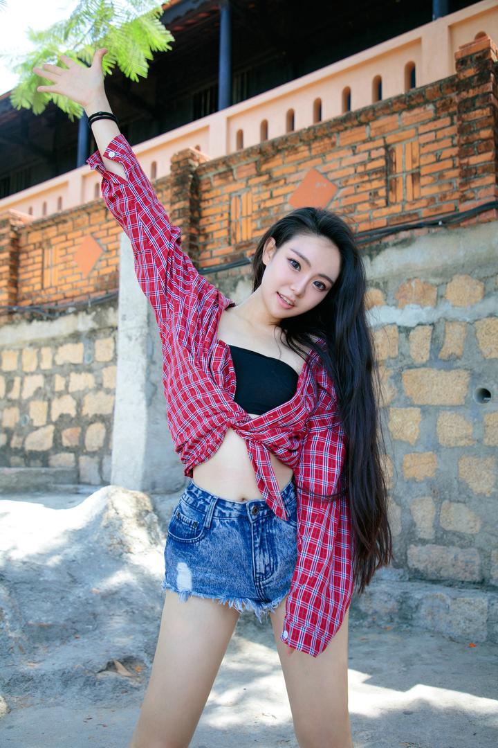 举起手的户外清纯美女图片