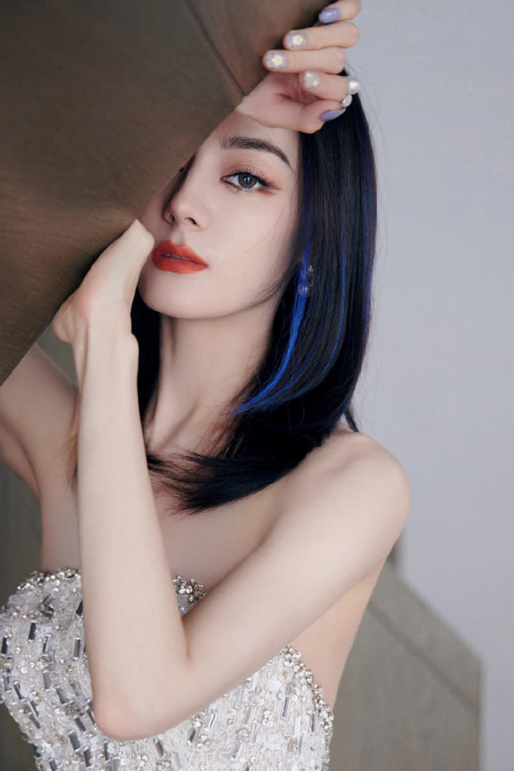 高清国内当红美女明星迪丽热巴蓝色挑染发型图片