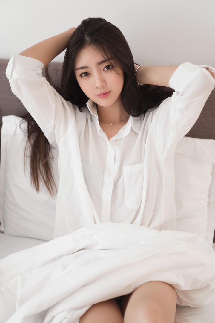 坐在床上的高清性感衬衣美女写真