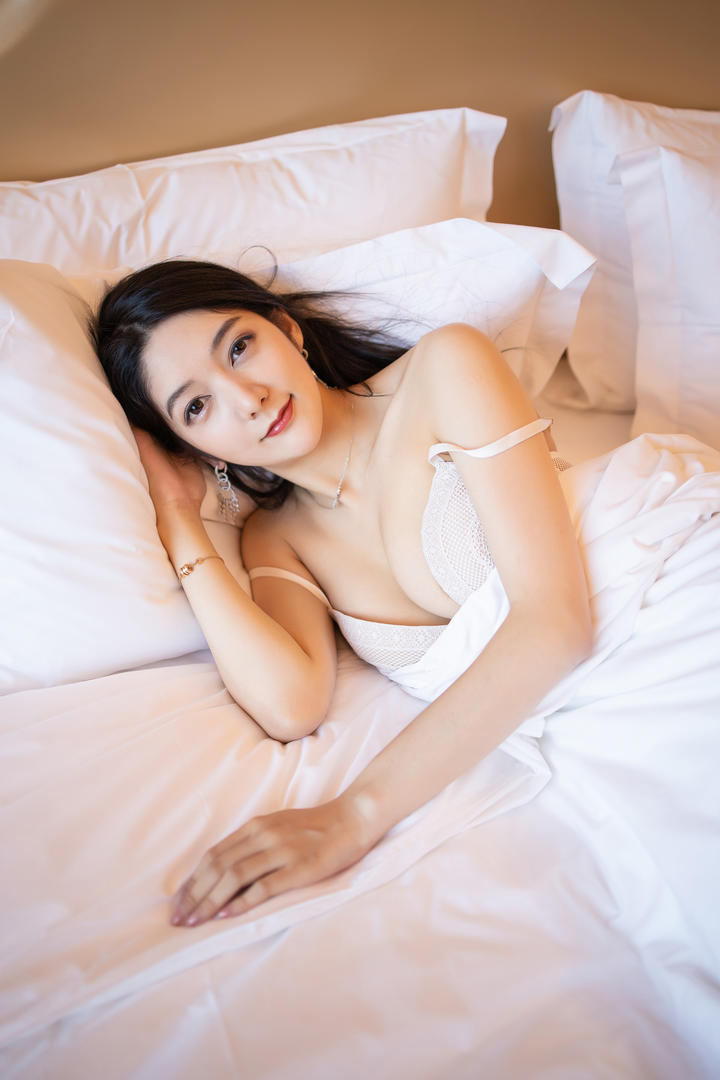 躺在床上的高清性感美女模特图片