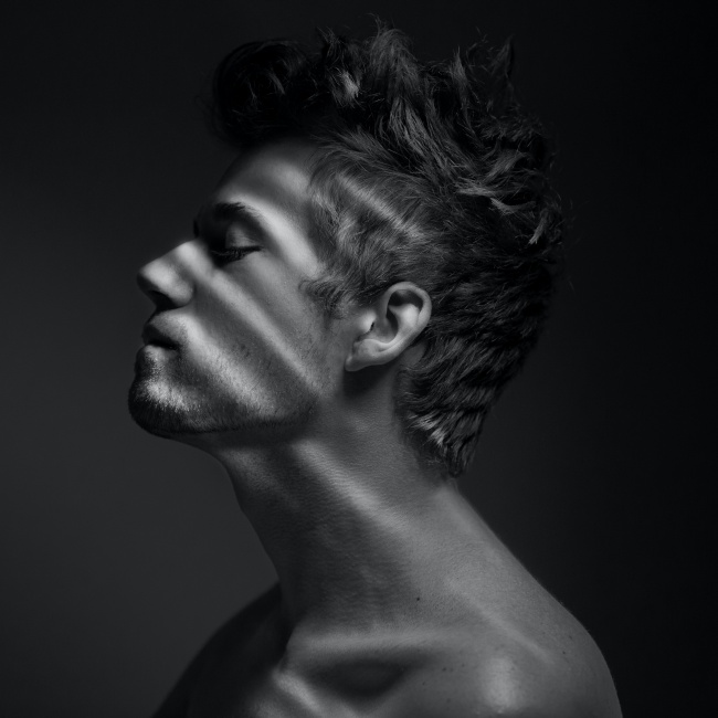 欧美帅哥黑白艺术照图片