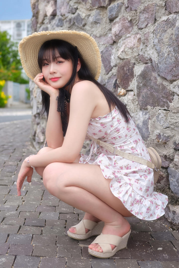 穿碎花连衣裙的韩国美女高清人像摄影图片