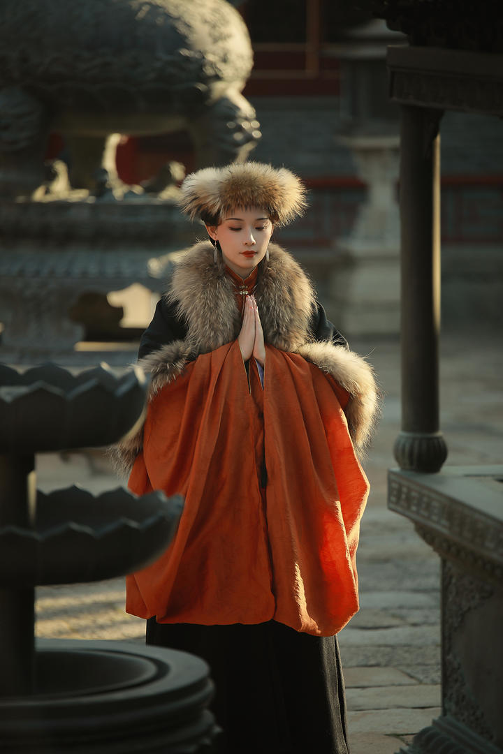 寺庙祈祷的古典古装美女艺术照欣赏