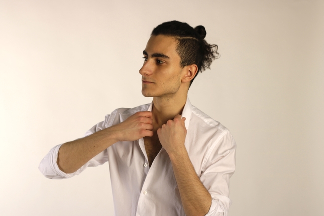 欧美年轻白色衬衫帅哥图片