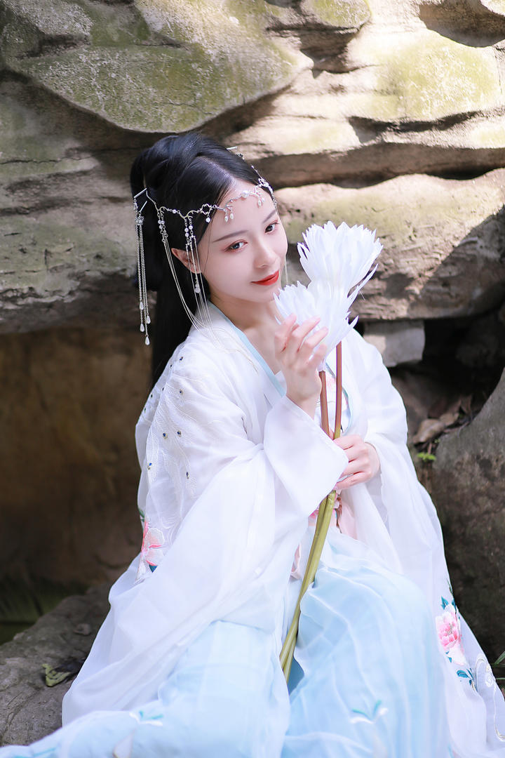 抱着白莲花的清纯古装汉服美女艺术写真图片欣赏