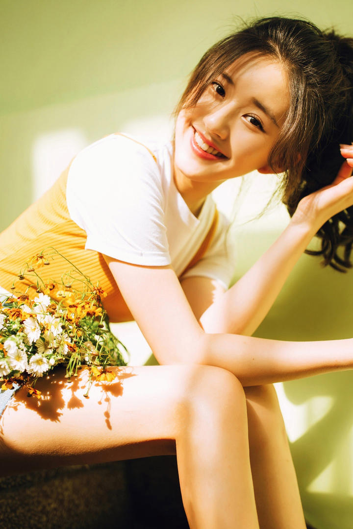 笑容灿烂的清纯美女