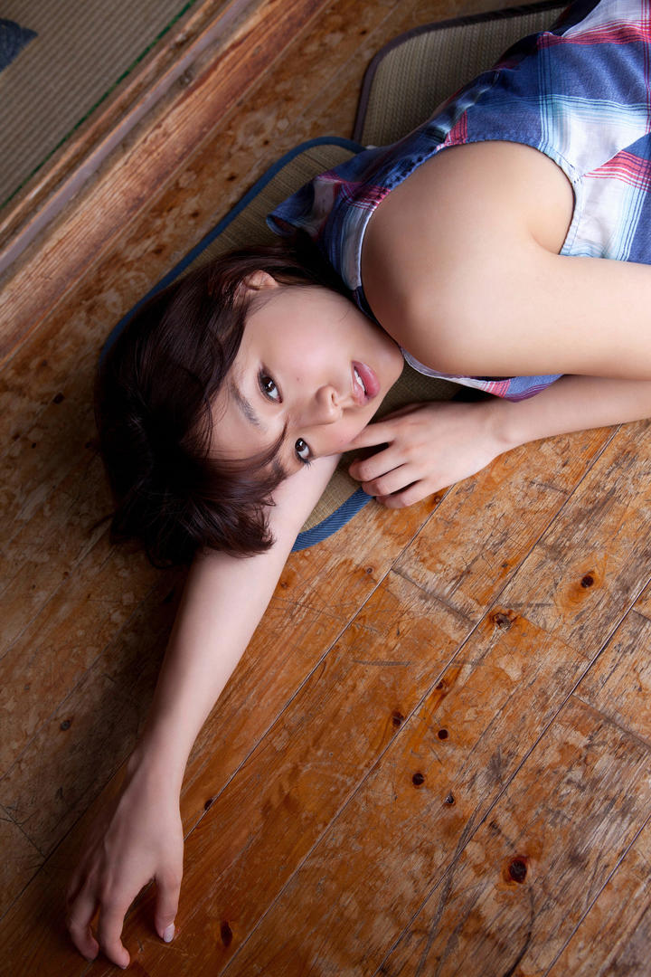 躺在木地板上的日本女人gogo人体艺术图片