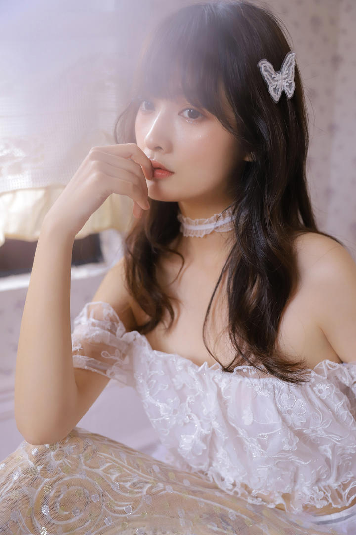 清纯白裙甜美美女写真图片