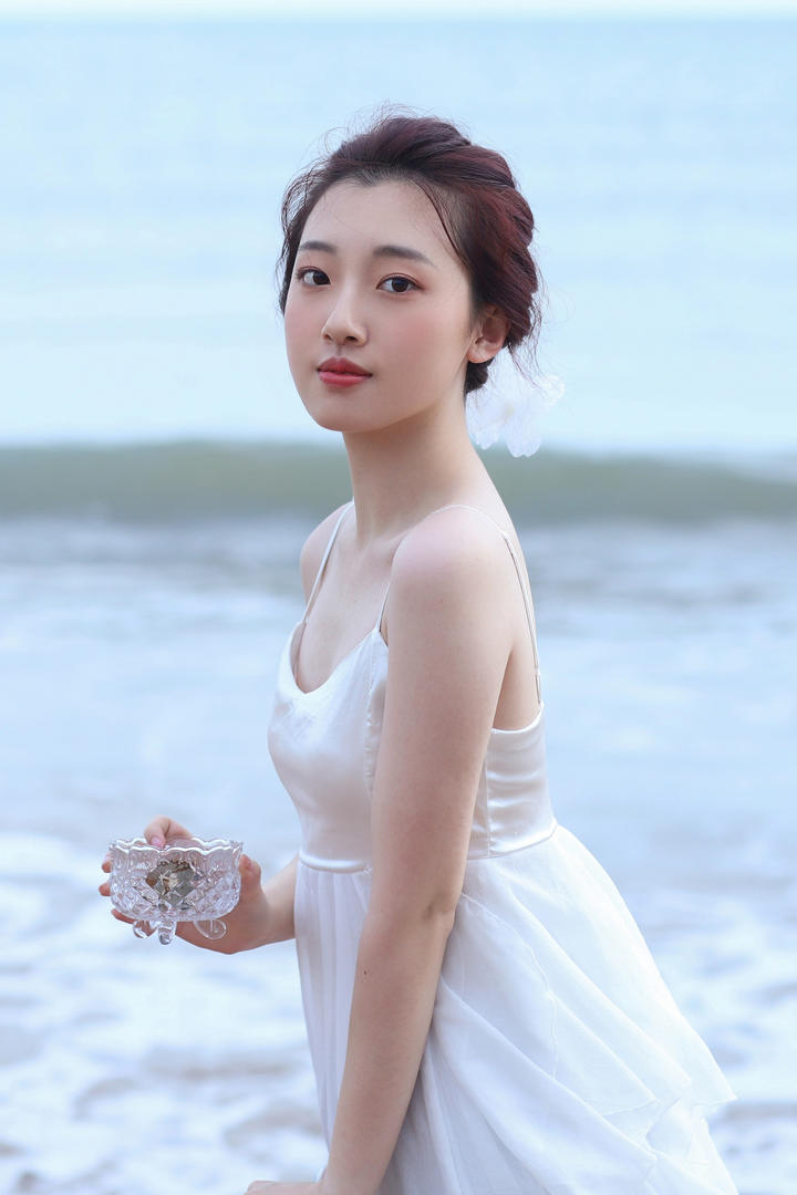 穿性感吊带连衣裙的清纯美女头像高清素材图片