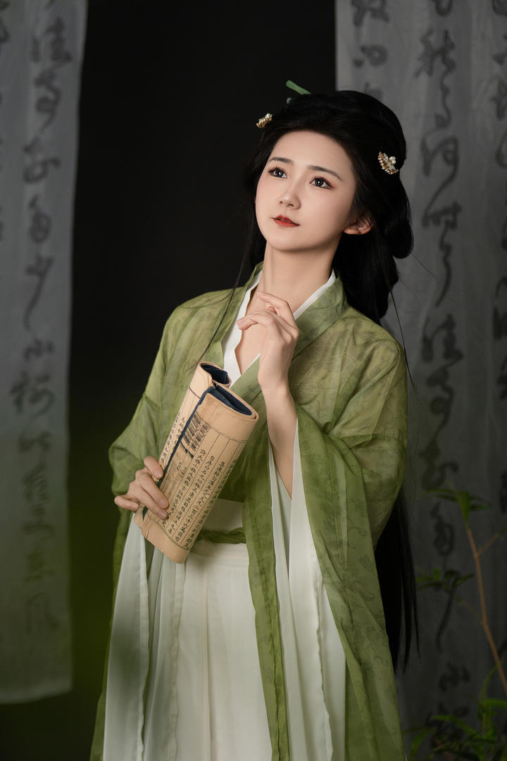 手不释卷的古典汉服美女个人艺术照图片