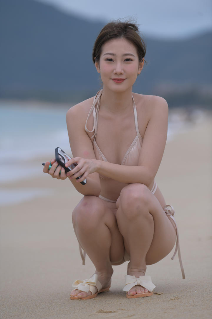 蹲在沙滩上的泳装美女模特高清美女壁纸图片大全