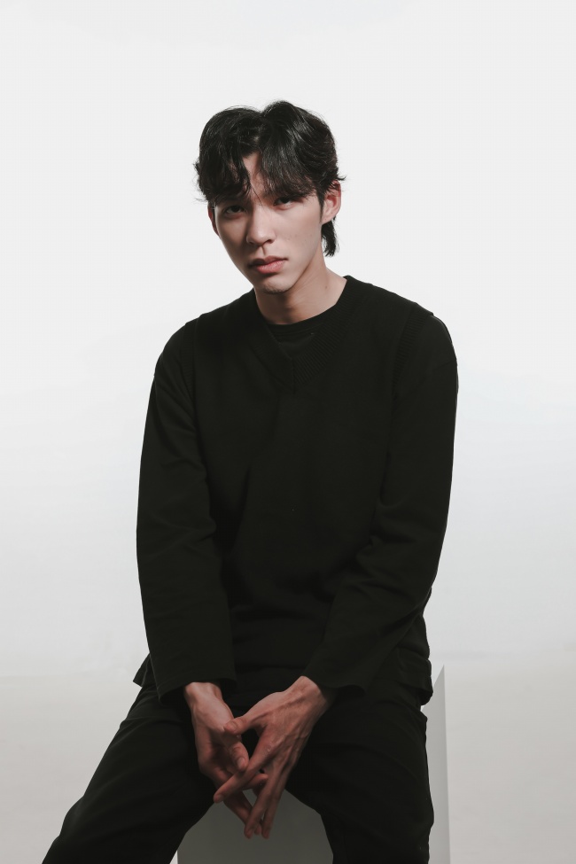 亚洲黑色长T恤帅哥图片