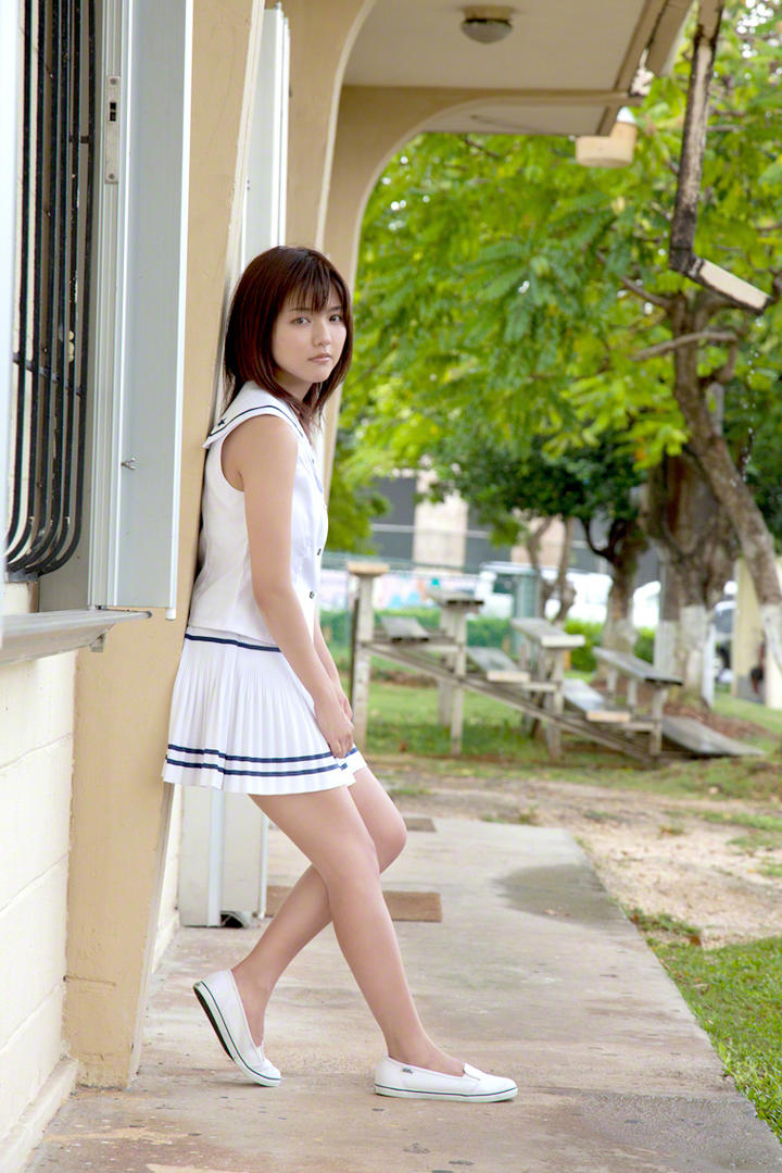 靠在墙上的日本超短裙清纯女生图片