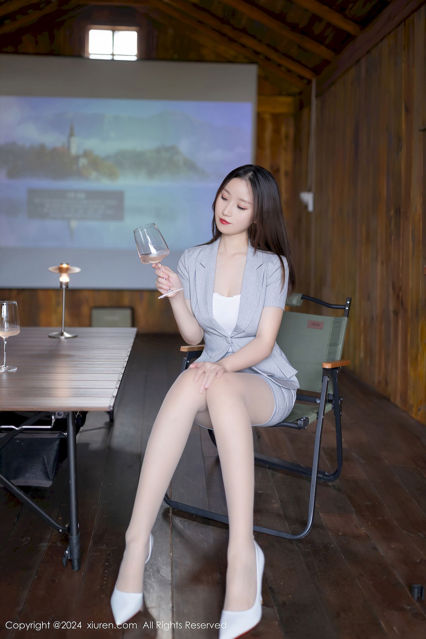 秀人网模特杏子Yada灰色OL服饰搭配肉色丝袜性感写真