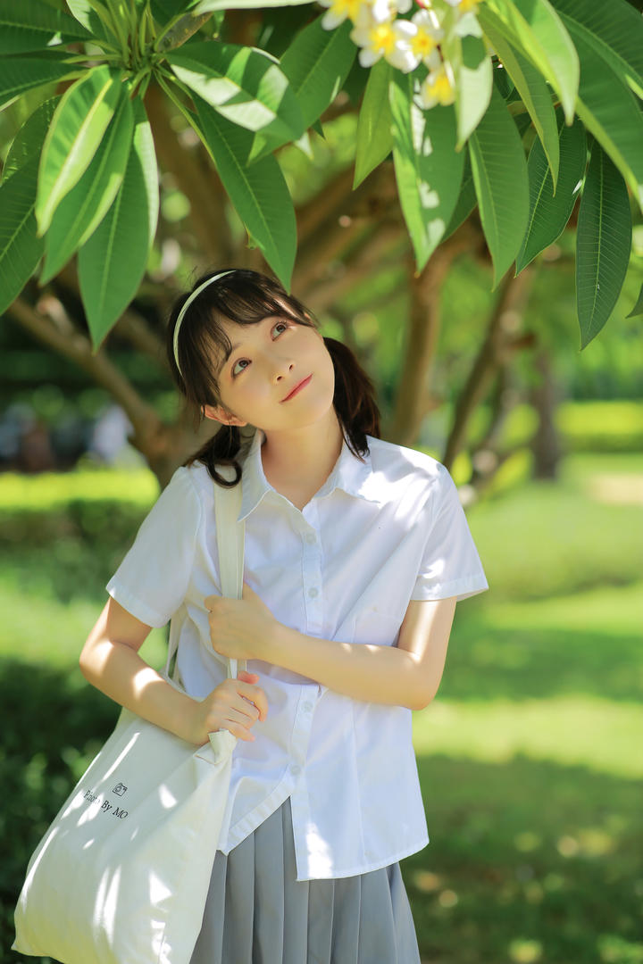 天真可爱的日本清纯美女学生夏日时光摄影图片