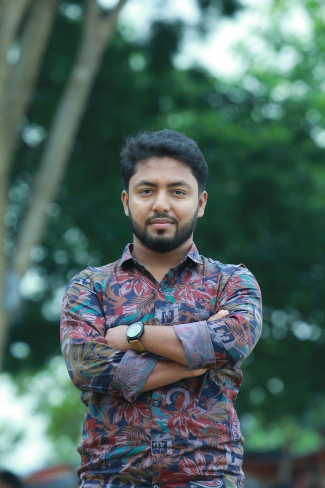 双手环胸的巴基斯坦帅哥图片