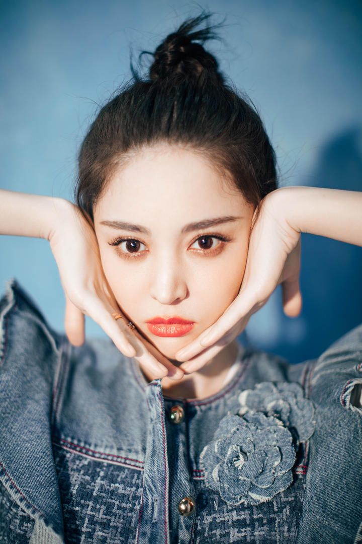 可爱俏皮的新疆美女明星古力娜扎图片