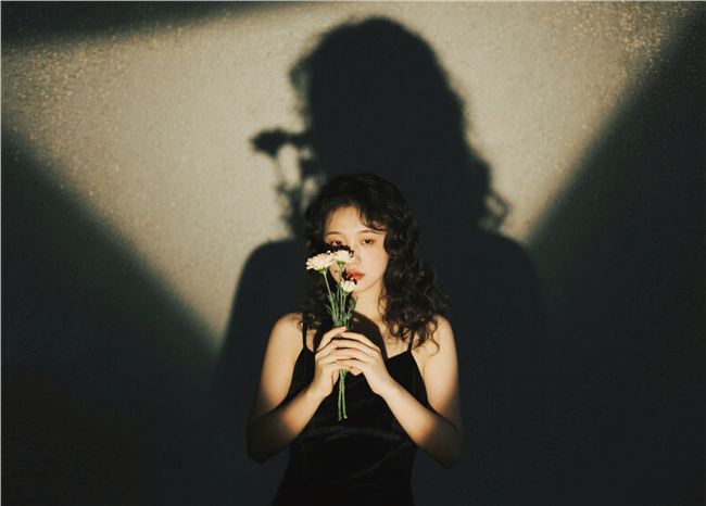 亚洲年轻女性光影艺术人像摄影