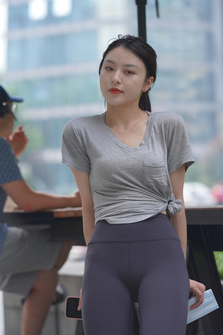 国产凹凸紧身裤美女模特街拍图片