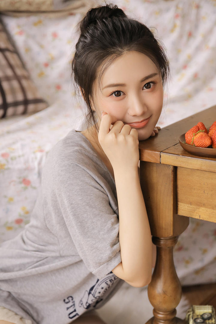 趴在桌子边的清纯中国美女
