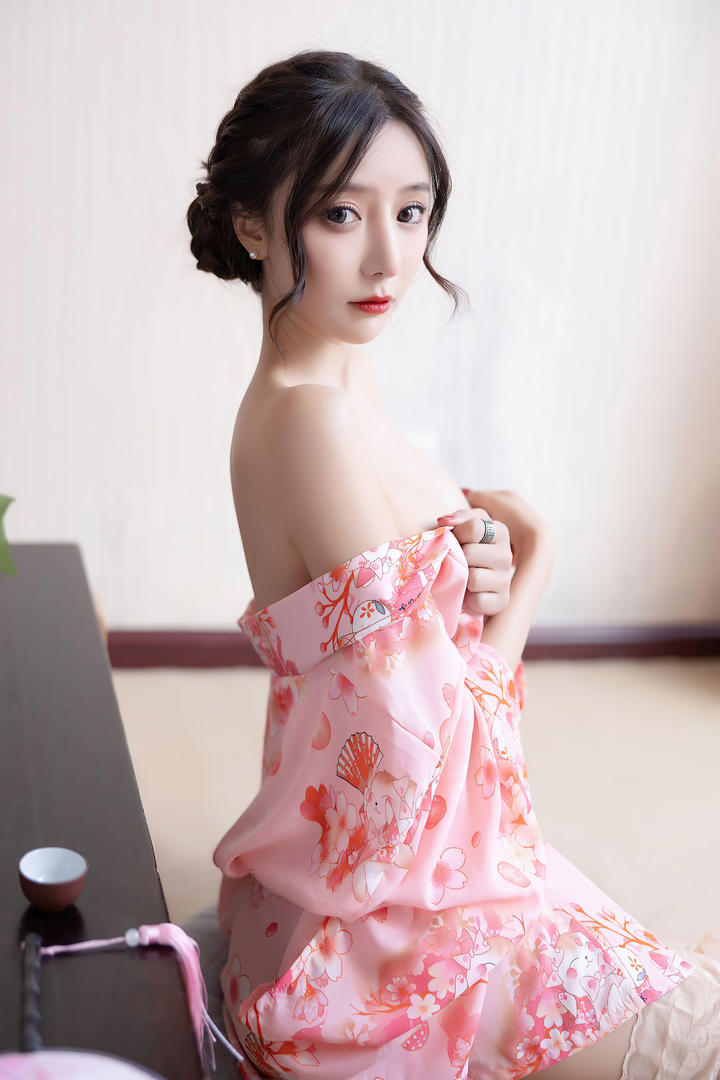 露出香肩的极品高清养眼美女壁纸王馨瑶写真图片