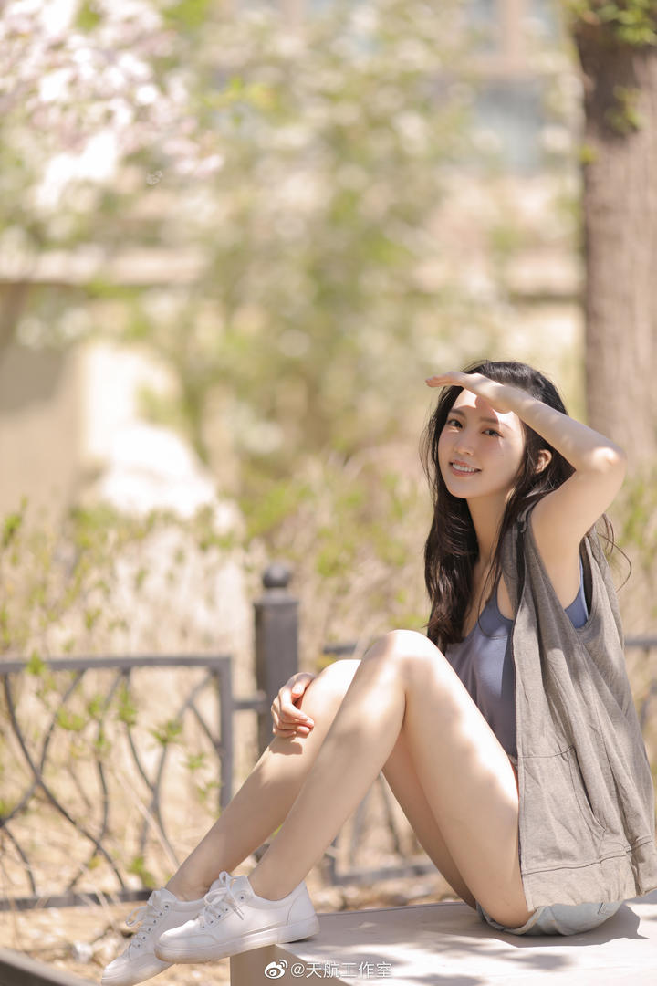 阳光下的极品美腿清纯女生写真图片