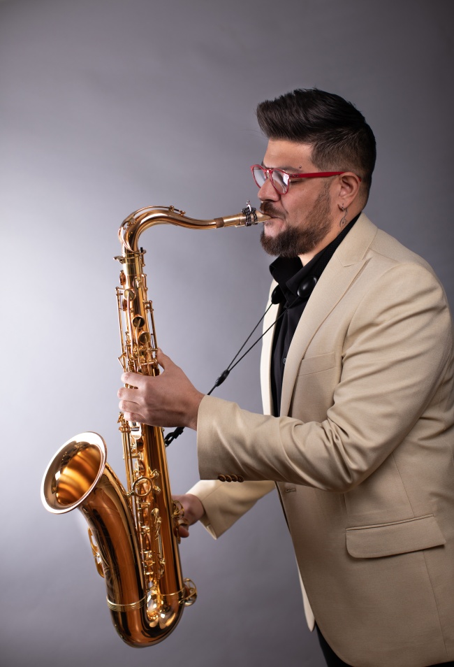 欧美吹萨克斯帅哥图片