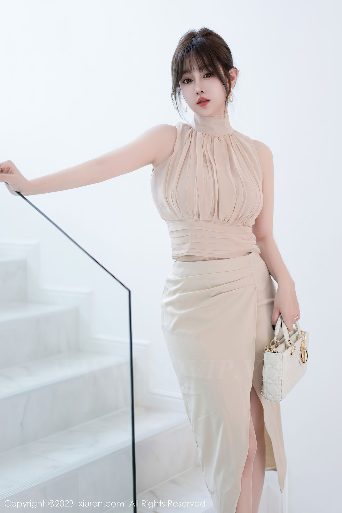 秀人网性感女神王雨纯浅色连衣长裙原色丝袜泰国旅拍