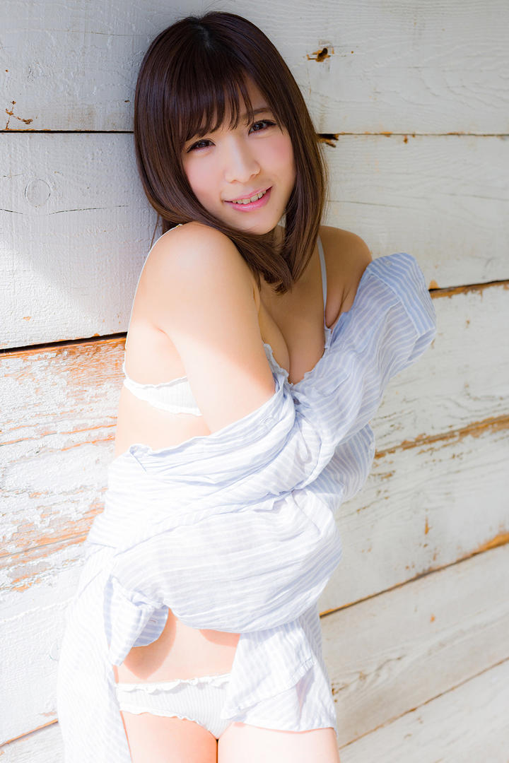 靠在墙边的日本性感美女写真图片