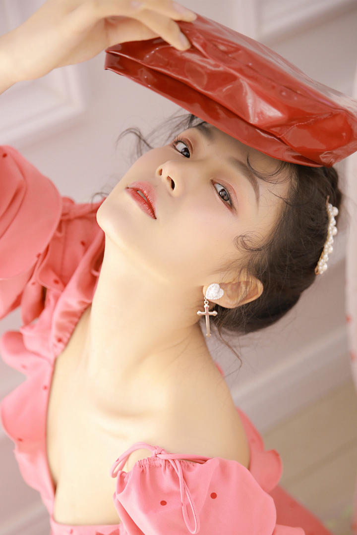 拿着包包的气质清纯美女