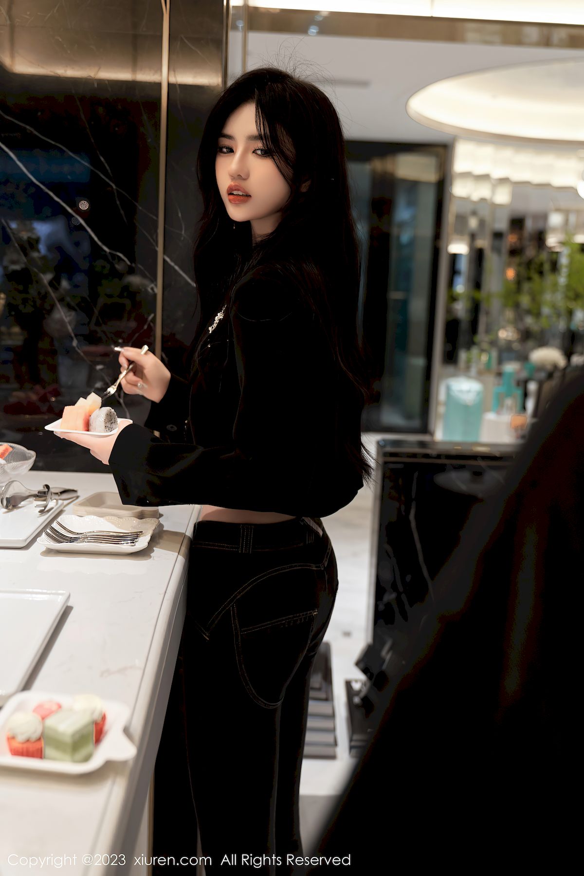 语画界美女模特浅浅Danny黑色服饰搭配简约牛仔裤性感写真