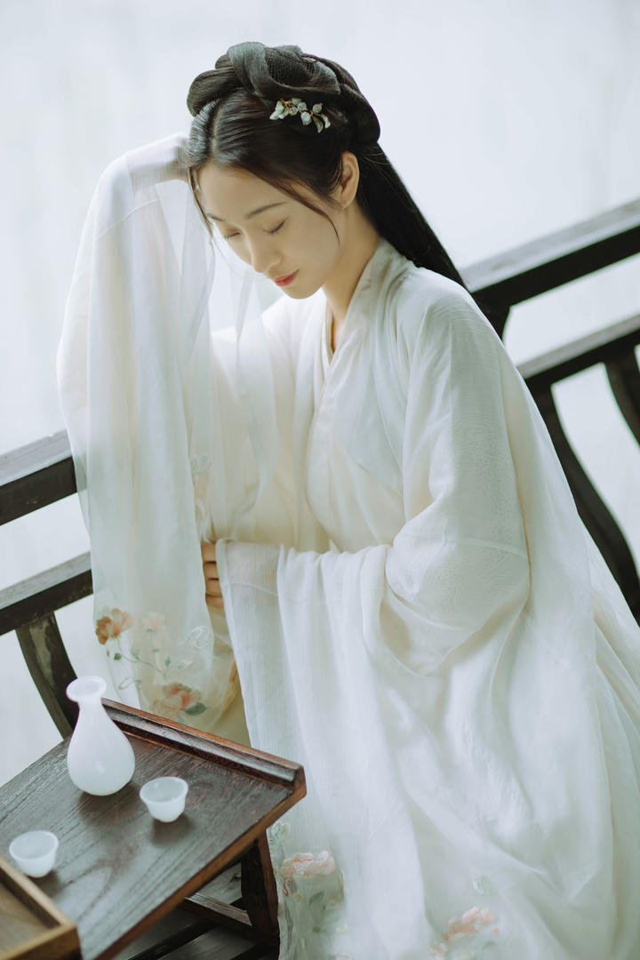 品酒的古装汉服女生唯美艺术照摄影图片
