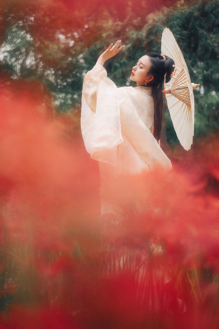 唯美古典拿油纸伞清纯美女图片