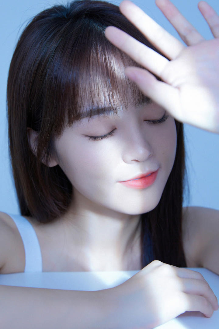 清纯邻家小妹淡妆红唇美女套图