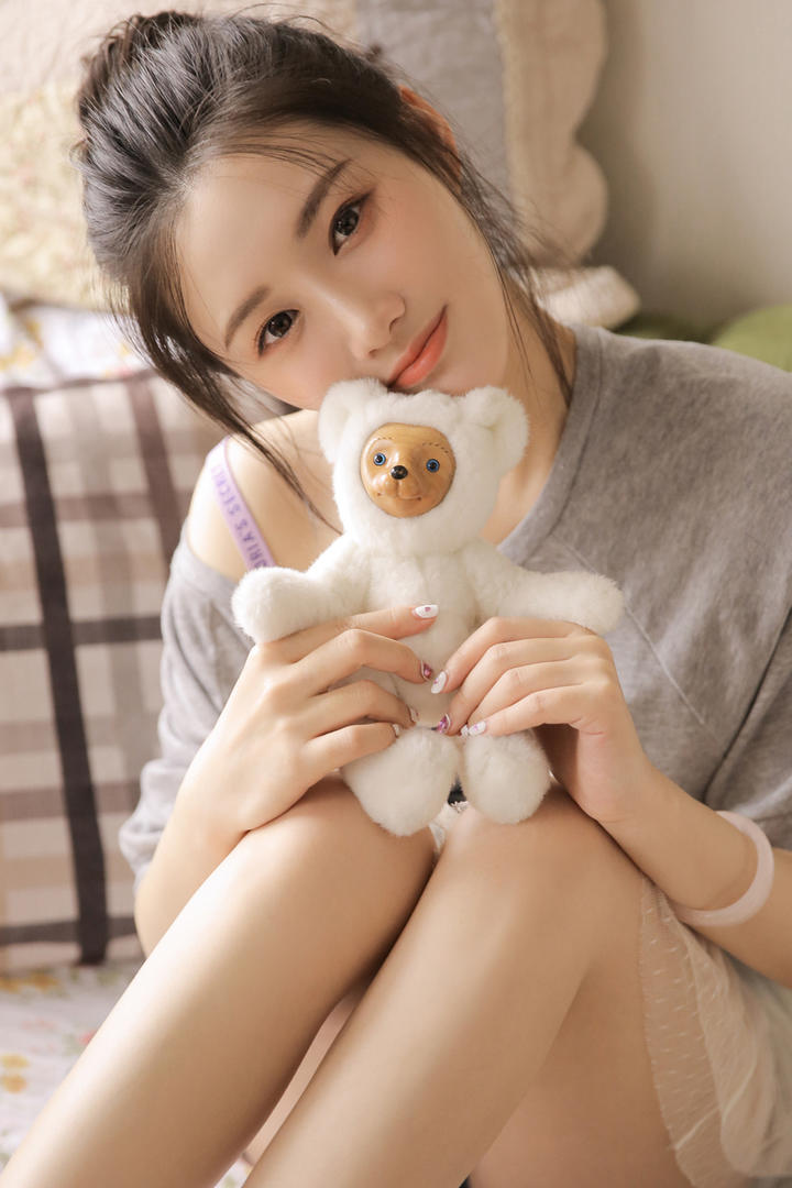 拿着玩偶的极品美腿美女图片