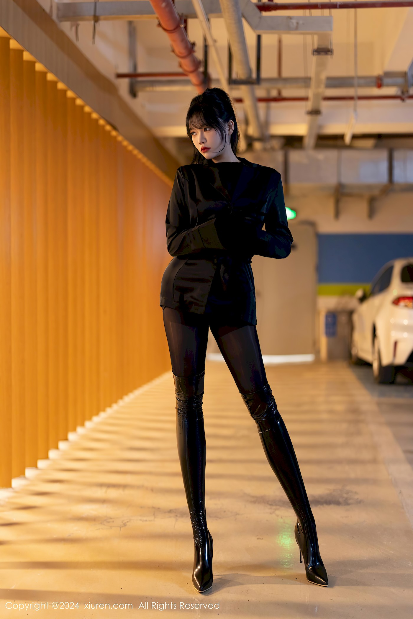 秀人网模特小娜比黑色外套搭配黑丝连体性感写真