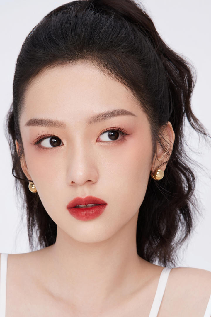 性感红唇美女明星周也高清特写图片