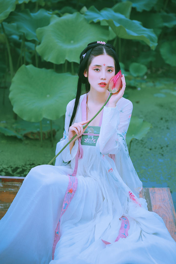 拿着荷花的高清古装美女图片