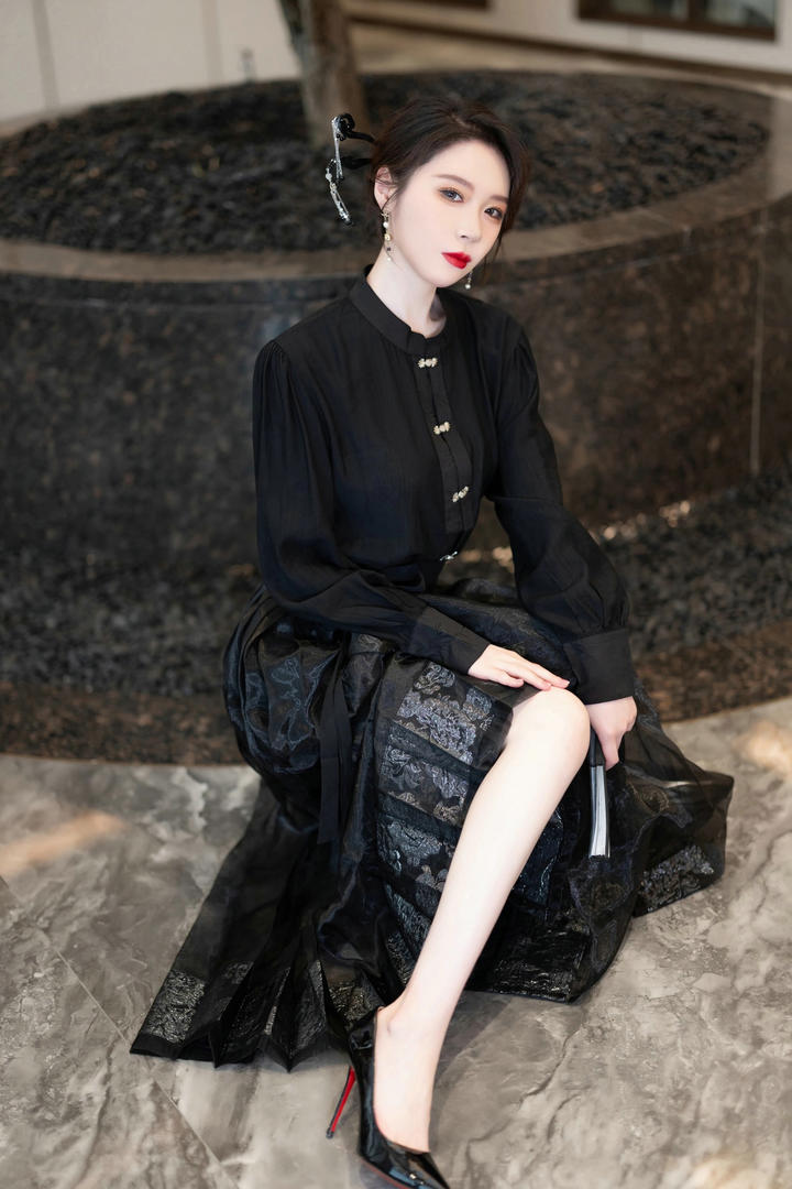 高冷古装气质美女梦心玥飞鱼服美女艺术摄影图片