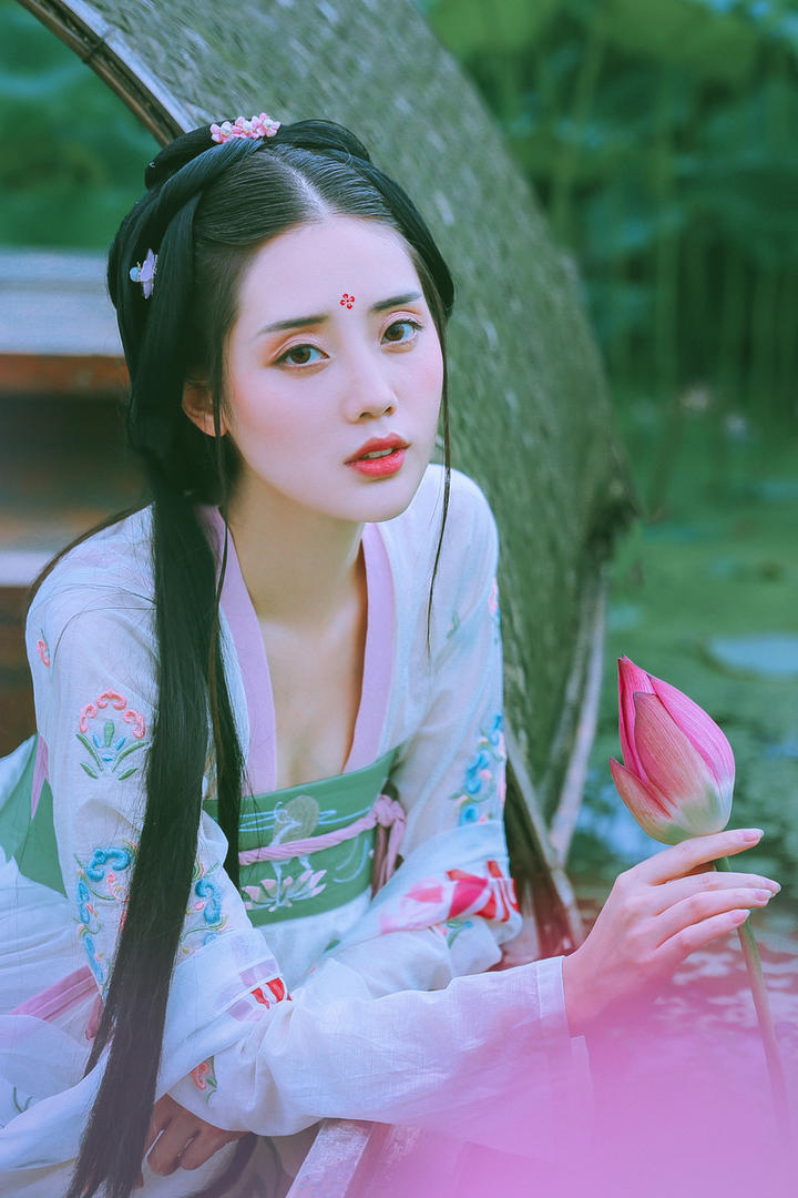 荷塘渔船上古装美女影楼写真图片