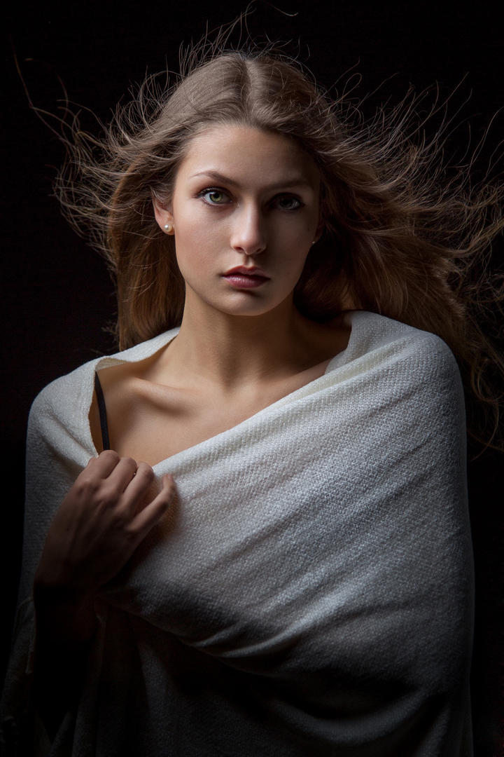 裹着毛巾的高清欧美美女人体艺术写真